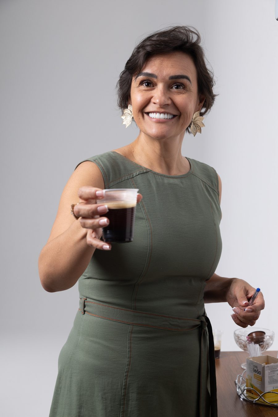 Rose Xavier sorrindo e oferecendo um café